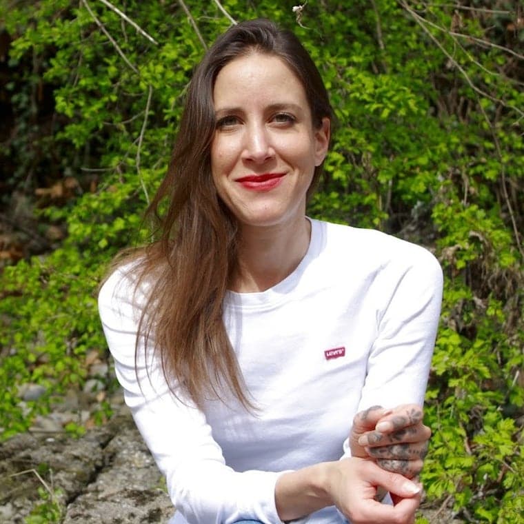 Sonya Damergi en extérieur